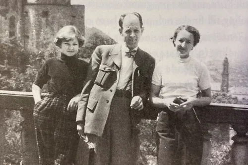 Från vänster: Christina Hamrin, Carl-Olof Hamrin, Jenz Hamrin. Tyskland (1955). Privat.